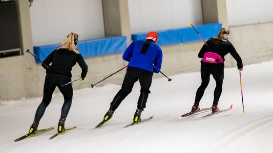 Lisa Lohmann, Philipp Horn und Antonia Fräbel in der Skisport-HALLE Oberhof.